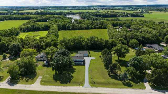 9690 N 2ND Street, Roscoe, IL 61073