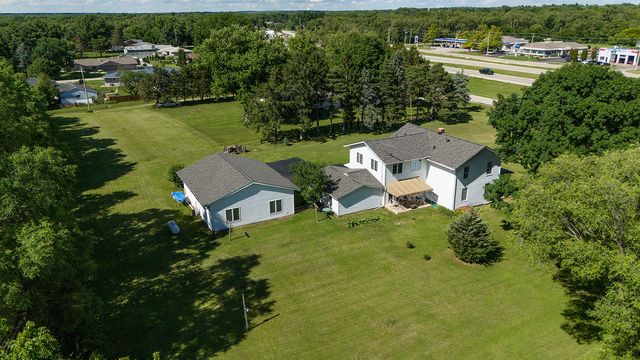 9690 N 2ND Street, Roscoe, IL 61073