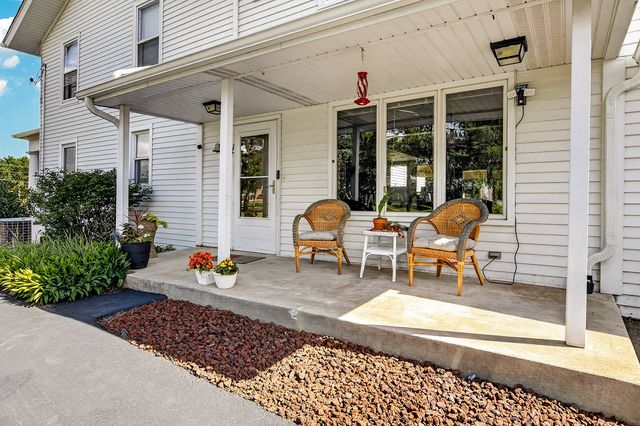 9690 N 2ND Street, Roscoe, IL 61073