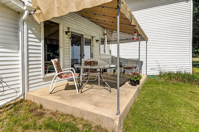9690 N 2ND Street, Roscoe, IL 61073