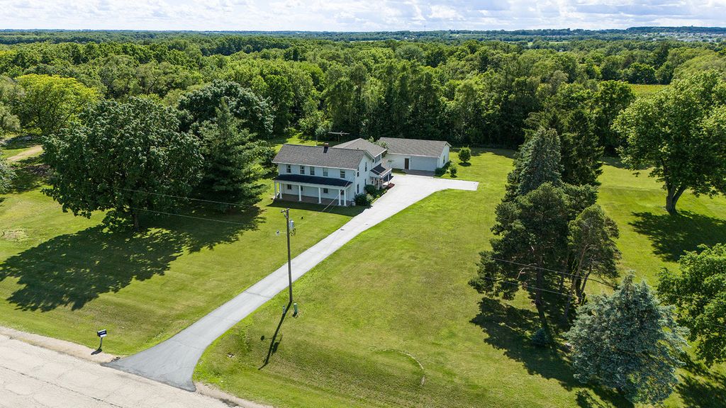 9690 N 2ND Street, Roscoe, IL 61073