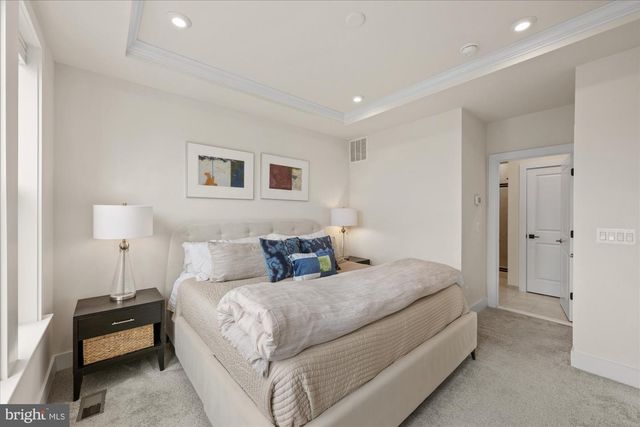 2236 S GLEBE RD, Arlington, VA 22204