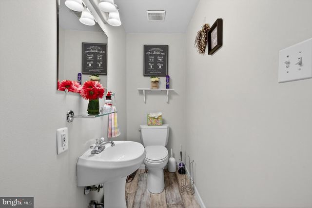 109 E MILL RD, Maple Shade, NJ 08052