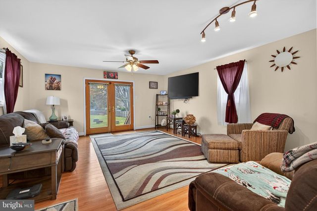 109 E MILL RD, Maple Shade, NJ 08052