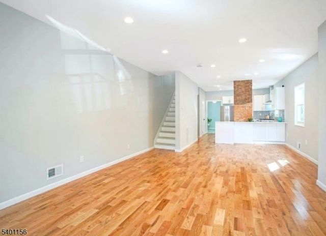 3 Minerva St, Jersey City, NJ 07304