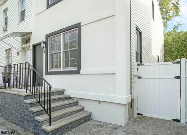3 Minerva St, Jersey City, NJ 07304