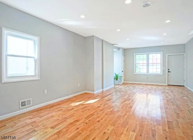 3 Minerva St, Jersey City, NJ 07304