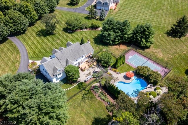 5 Sun Valley Way, Washington Twp., NJ 07853