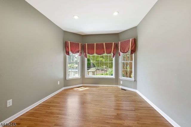 5 Sun Valley Way, Washington Twp., NJ 07853