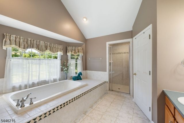 5 Sun Valley Way, Washington Twp., NJ 07853