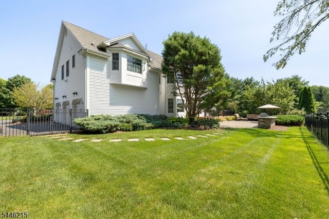 5 Sun Valley Way, Washington Twp., NJ 07853