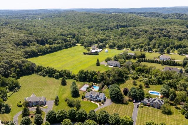 5 Sun Valley Way, Washington Twp., NJ 07853