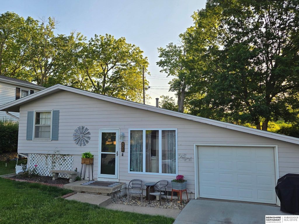 920 PLEASANT Drive, Plattsmouth, NE 68048