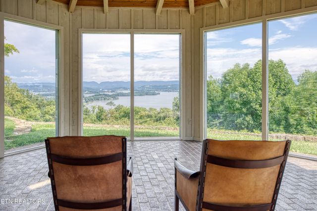 2447 Starboard Crest Rd, Morristown, TN 37814