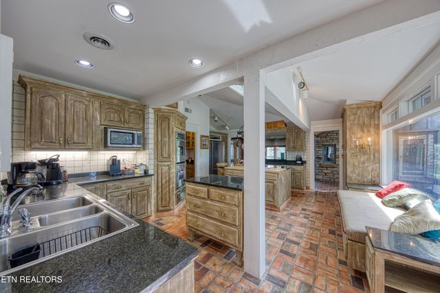 2447 Starboard Crest Rd, Morristown, TN 37814