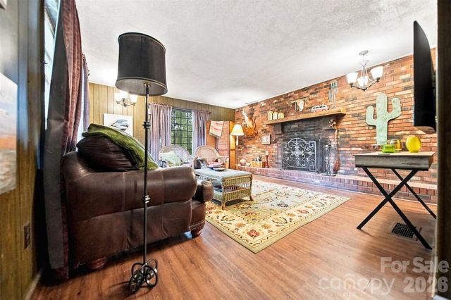 1920 30th Street NE, Hickory, NC 28601