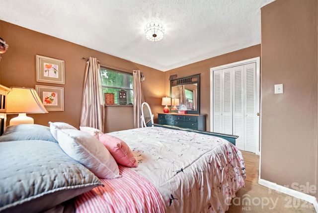 1920 30th Street NE, Hickory, NC 28601
