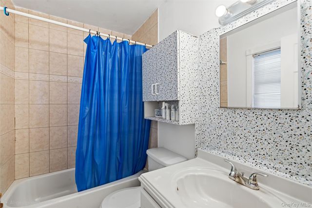 1093 Oakneck Road, Bay Shore, NY 11706