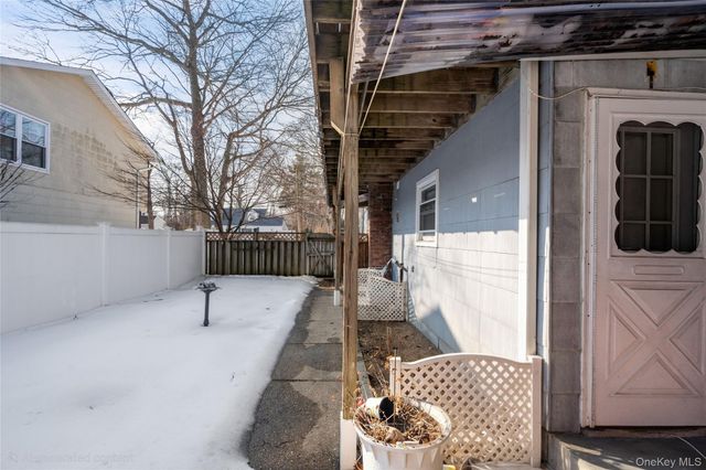 1093 Oakneck Road, Bay Shore, NY 11706