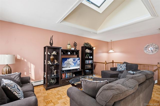 1093 Oakneck Road, Bay Shore, NY 11706