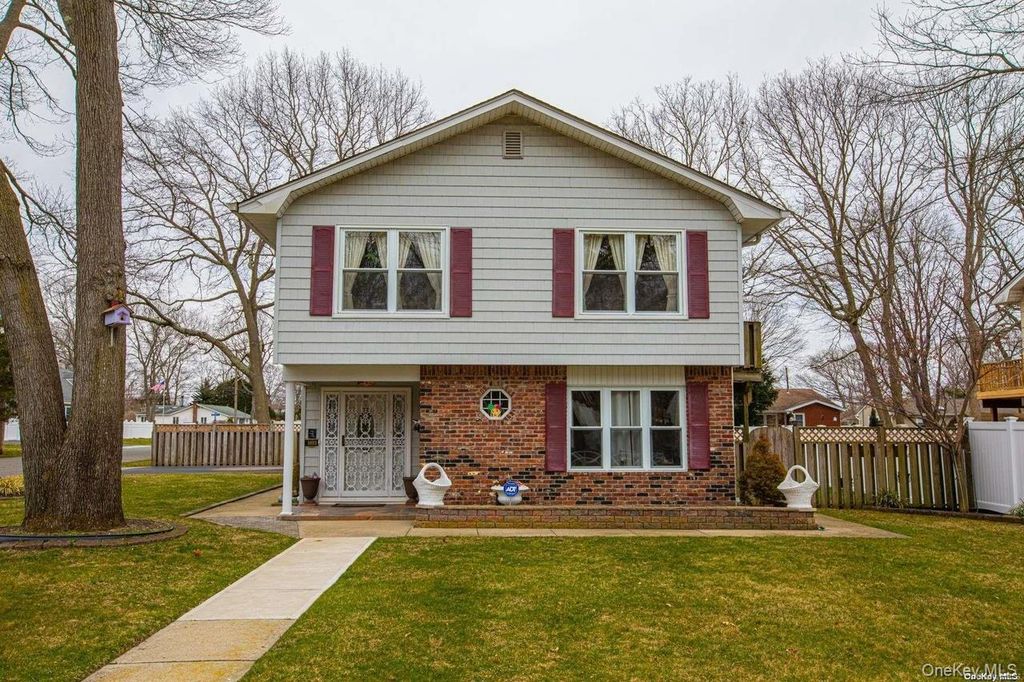 1093 Oakneck Road, Bay Shore, NY 11706