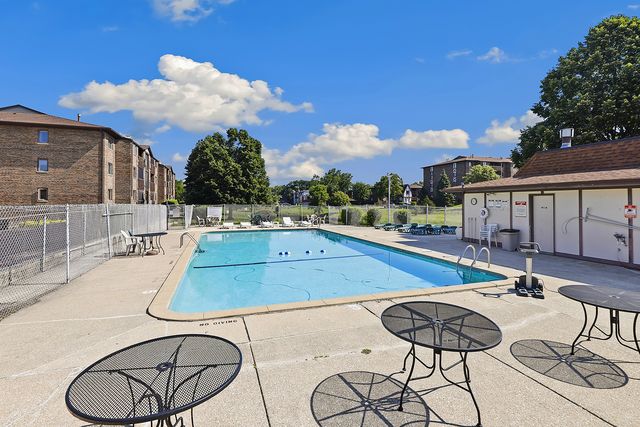 10420 Circle Drive 24B, Oak Lawn, IL 60453