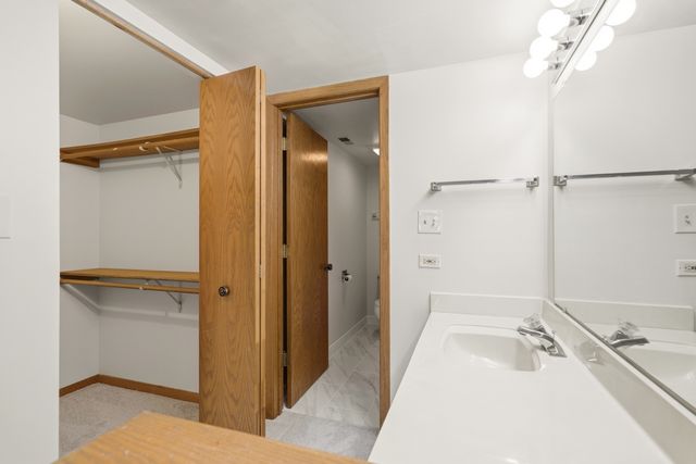 10420 Circle Drive 24B, Oak Lawn, IL 60453