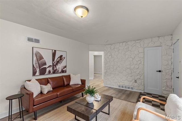 9848 Lorna Lane, St Louis, MO 63136