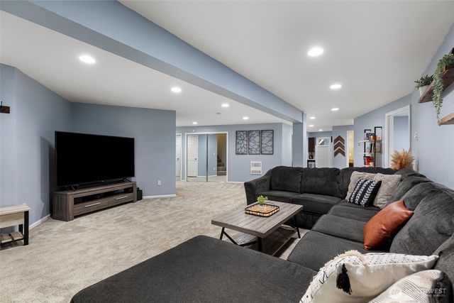 888 Leschi Way, Fox Island, WA 98333