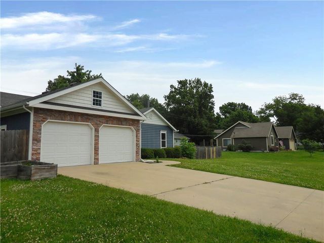 1000 Oakwood Street, Harrisonville, MO 64701
