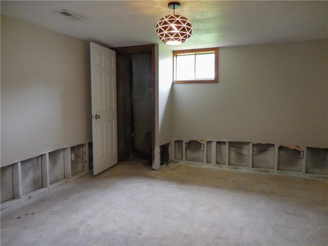 1000 Oakwood Street, Harrisonville, MO 64701
