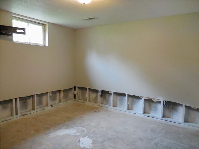 1000 Oakwood Street, Harrisonville, MO 64701
