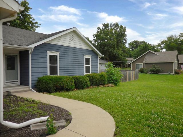 1000 Oakwood Street, Harrisonville, MO 64701