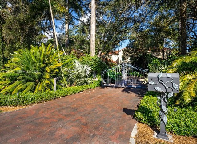 4867 SW 82nd St, Miami, FL 33143