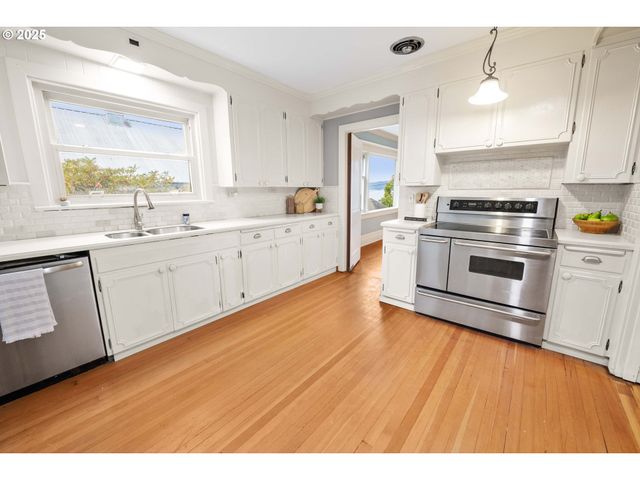 1215 15TH St, Astoria, OR 97103