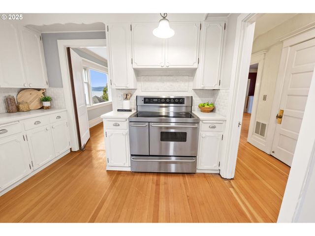 1215 15TH St, Astoria, OR 97103