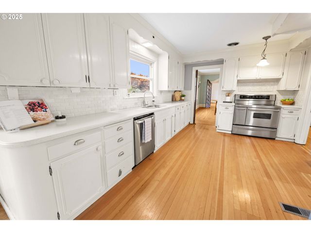 1215 15TH St, Astoria, OR 97103