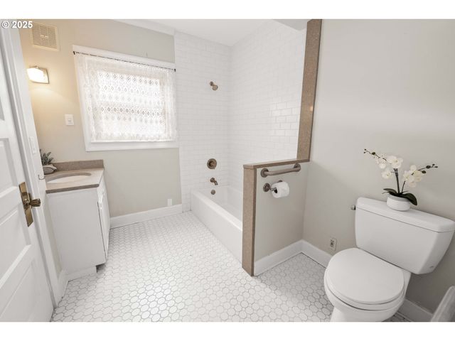 1215 15TH St, Astoria, OR 97103