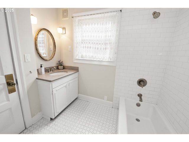 1215 15TH St, Astoria, OR 97103