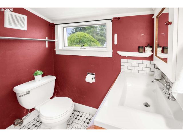 1215 15TH St, Astoria, OR 97103