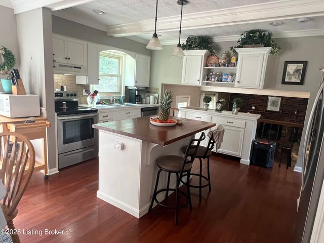 1030 Rollingwood Ln, Goshen, KY 40026