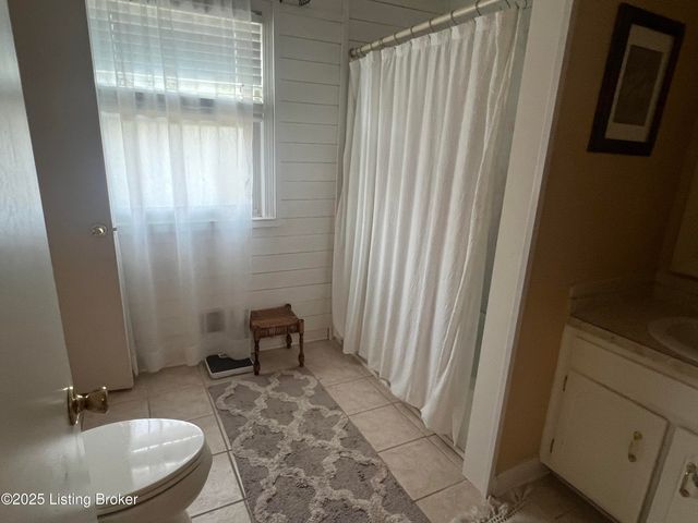 1030 Rollingwood Ln, Goshen, KY 40026