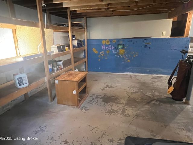 1030 Rollingwood Ln, Goshen, KY 40026