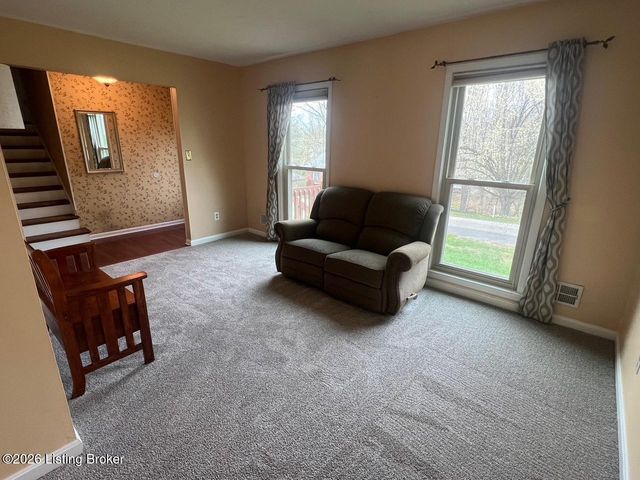 1030 Rollingwood Ln, Goshen, KY 40026