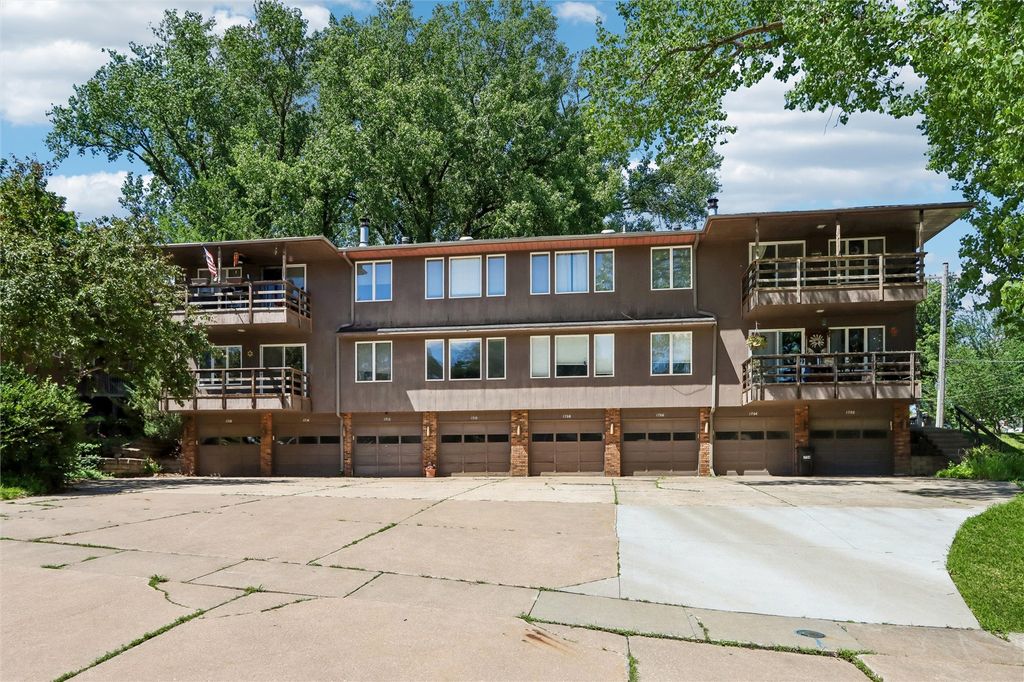 1716 Pikes Peak Court NE, Cedar Rapids, IA 52402