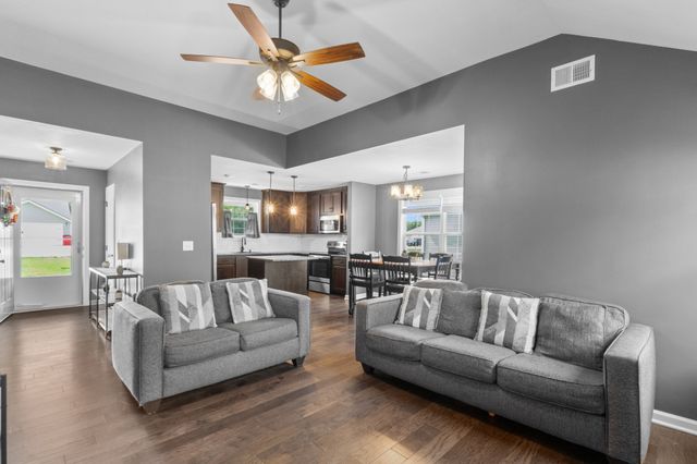 1449 Fredrick Dr, Clarksville, TN 37042