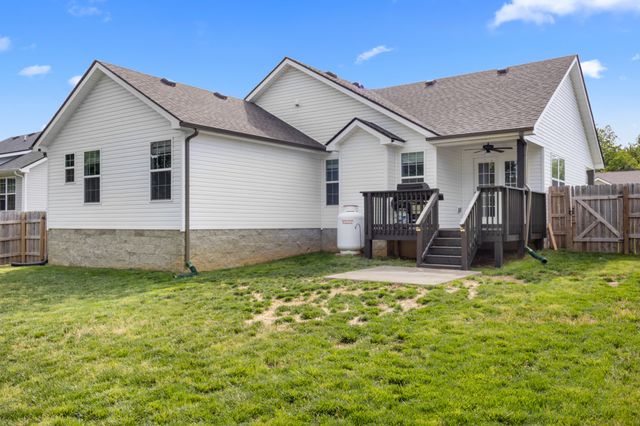 1449 Fredrick Dr, Clarksville, TN 37042