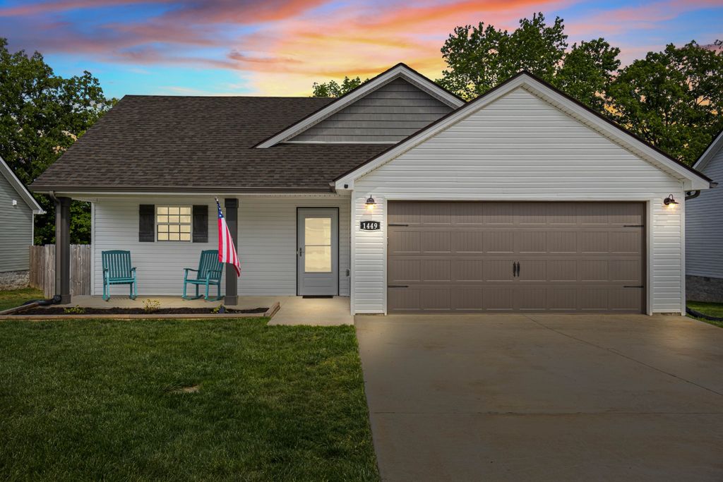 1449 Fredrick Dr, Clarksville, TN 37042