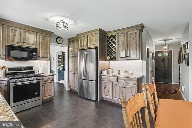 228 CLIFF LN, Elizabethtown, PA 17022