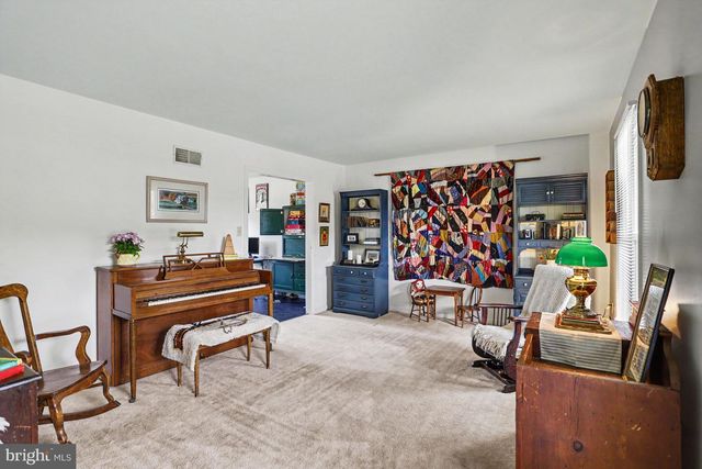 228 CLIFF LN, Elizabethtown, PA 17022